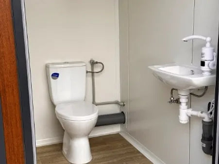 Sanitair container paviljoen type met drievoudige cabine (Ref: S2103)