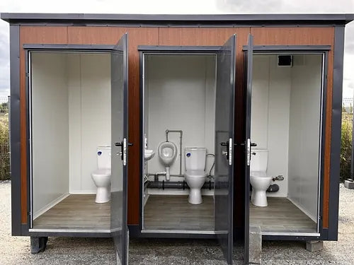 Sanitair container paviljoen type met drievoudige cabine (Ref: S2103)